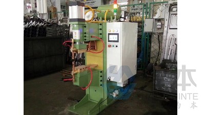 青島焊本為客戶安裝調(diào)試M16法蘭螺母中頻點焊機(jī)