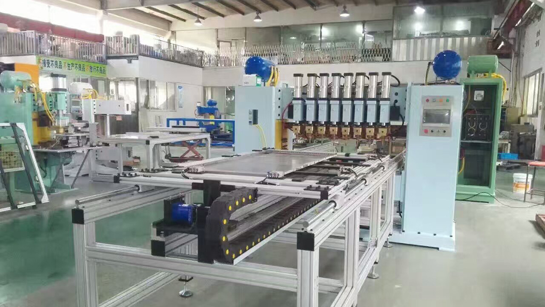 龍門焊機生產現場1