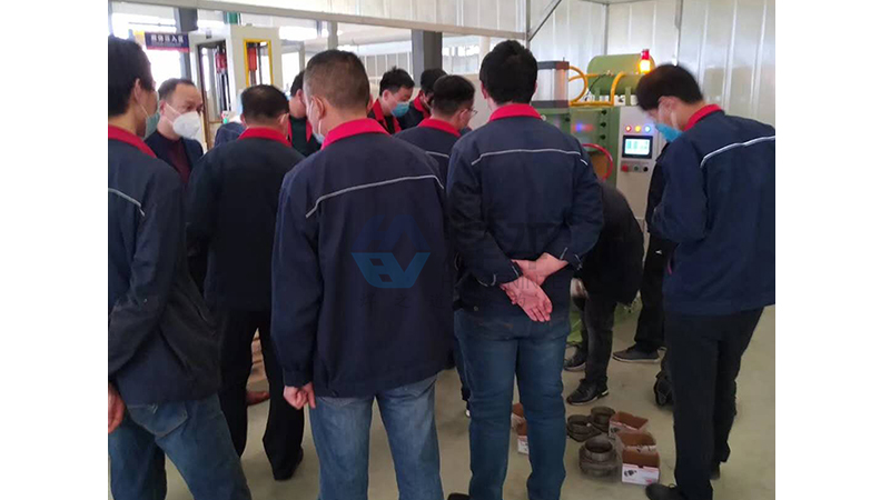 調(diào)試聊城魯環(huán)中頻點(diǎn)焊機(jī) (4)